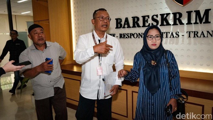 Wanita bernama Drajat yang histeris saat Komisi III DPR RI rapat bersama Kapolri Jenderal Listyo Sigit Prabowo mendatangi Bareskrim Polri. Drajat didampingi kuasa hukumnya. Drajat (pakaian biru) tiba di Bareskrim Polri, Jakarta, Kamis (13/4/2023) pukul 10.00 WIB.