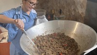 Aktris kelahiran tahun 1996 ini, baru saja mengunggah momennya ketika masak-masak sebanyak 300 porsi makanan gratis, yang dia bagikan ke anak panti. Foto: Instagram @prillylatuconsina96