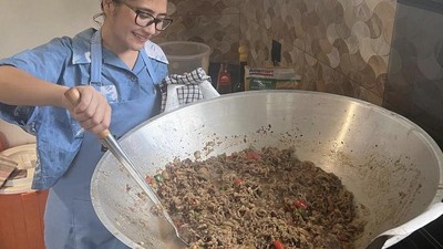 Mulia! 10 Momen Prilly Latuconsina Masak untuk 300 Porsi Makanan Gratis