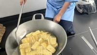Langsung turun tangan di dapur rumahnya. Prilly sibuk menggoreng puluhan tempe dalam satu wajan besar dengan senyuman tulusnya. Foto: Instagram @prillylatuconsina96