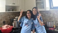 Dibantu oleh kerabat hingga relawan lainnya, aksi masak-masak untuk berbagi kebahagiaan ini sukses dilakukan oleh Prilly yang terkenal dermawan sejak dulu. Foto: Instagram @prillylatuconsina96