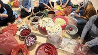 Tak hanya bagian menumis atau menggoreng tempe, Prilly bahkan sibuk memotong bawang, cabe, hingga menyiapkan bumbu lainnya untuk masak-masak. Foto: Instagram @prillylatuconsina96