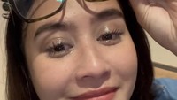 Potong bawang bombay hingga matanya perih mengeluarkan air mata. Prilly tetap tersenyum dan semangat masaknya. Foto: Instagram @prillylatuconsina96