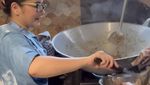 Mulia! 10 Momen Prilly Latuconsina Masak untuk 300 Porsi Makanan Gratis