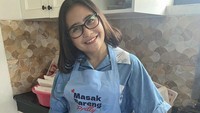 Sukses berkarir di usia muda. Prilly Latuconsina tak hanya jago akting saja, tapi juga bisnis kuliner hingga masak ratusan porsi sebagai kegiatan beramalnya selama bulan ramadan. Foto: Instagram @prillylatuconsina96