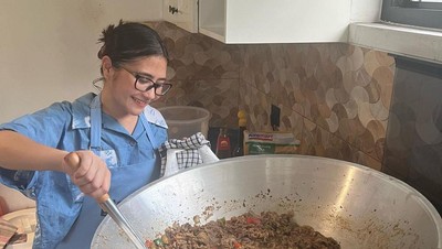 8 Momen Prilly Latuconsina Masak 300 Porsi untuk Anak Panti