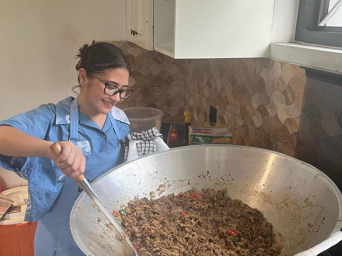 prilly latuconsina Prilly Latuconsina yang masak 300 porsi untuk panti.