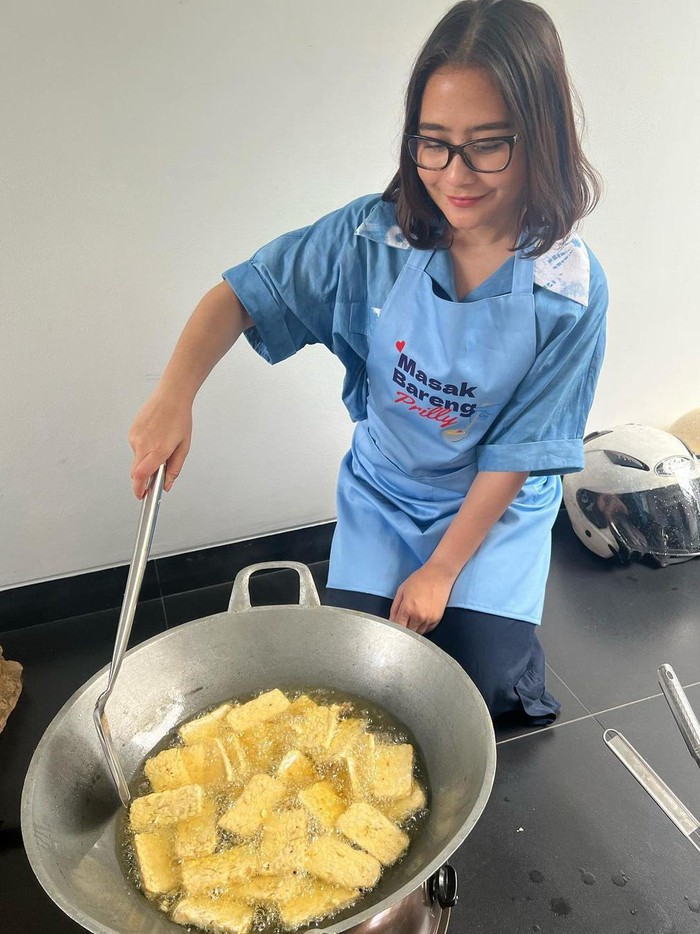 prilly latuconsina Prilly Latuconsina yang masak 300 porsi untuk panti.