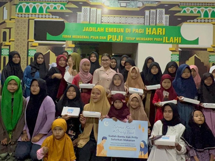 prilly latuconsina Prilly Latuconsina yang masak 300 porsi untuk panti.