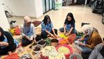 8 Momen Prilly Latuconsina Masak 300 Porsi untuk Anak Panti