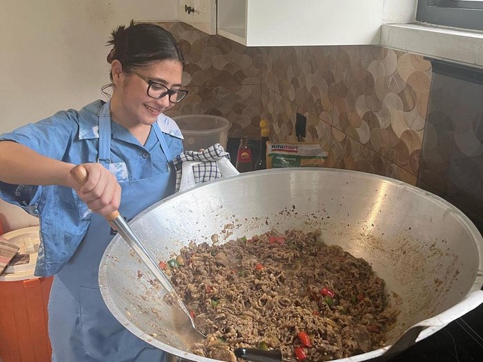 Prilly Latuconsina masak untuk 300 anak yatim.