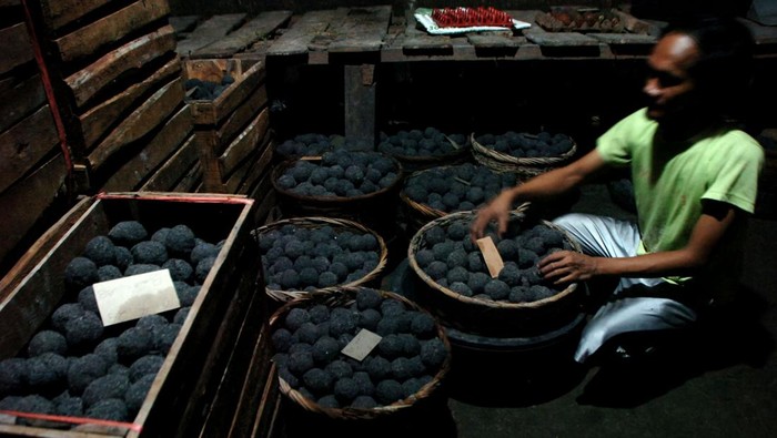 Pekerja mengemas telur asin di Toko Telur Asin Yes, Brebes, Jawa Tengah, Selasa (11/4/2023).Produsen menyebutkan selama Ramadhan hingga Lebaran diperkirakan produksi telur asin yang dijual Rp5.500 hingga Rp6.000 itu meningkat hingga tiga kali lipat dari biasanya 20.000 menjadi 60.000 butir per hari seiring permintaan jelang arus mudik dan arus balik. ANTARA FOTO/Oky Lukmansyah/rwa.