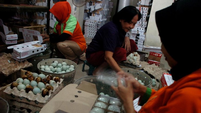 Pekerja mengemas telur asin di Toko Telur Asin Yes, Brebes, Jawa Tengah, Selasa (11/4/2023).Produsen menyebutkan selama Ramadhan hingga Lebaran diperkirakan produksi telur asin yang dijual Rp5.500 hingga Rp6.000 itu meningkat hingga tiga kali lipat dari biasanya 20.000 menjadi 60.000 butir per hari seiring permintaan jelang arus mudik dan arus balik. ANTARA FOTO/Oky Lukmansyah/rwa.