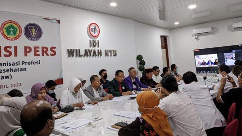 Puluhan dokter dan tenaga kesehatan di NTB ramai-ramai tolak RUU Kesehatan di Mataram, Rabu malam (12/4/2023). Foto: Ahmad Viqi/detikBali.