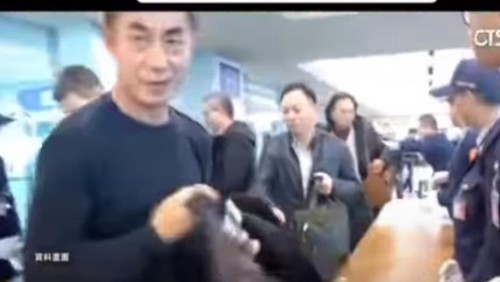 Potongan gambar dari pemberitaan media asing soal dugaan pungli di Bandara Ngurah Rai.