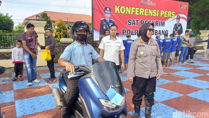 Rahmid yang kembali menunggangi sepeda motor yang sempat hilang dicuri