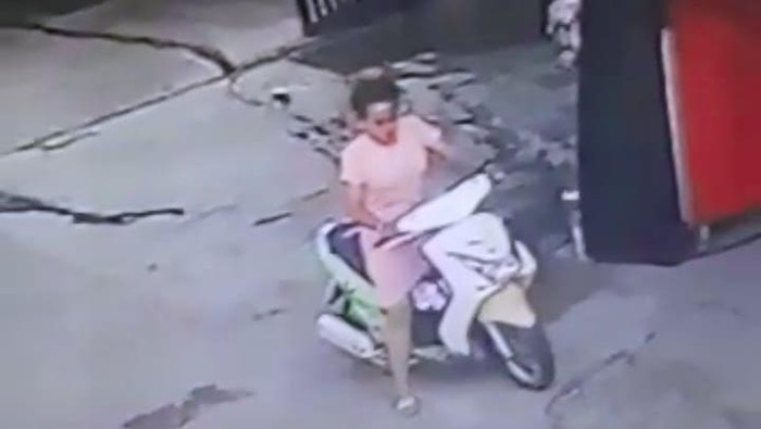 Rekaman CCTV yang menangkap aksi emak-emak berdaster curi barang dari rumah di Purwakarta