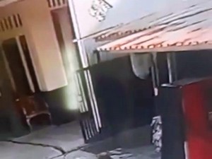 Aksi Santuy Emak-emak Berdaster Curi Emas-Ponsel