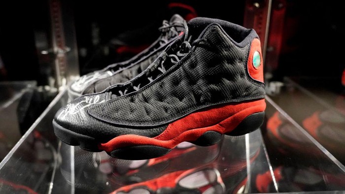 Rekor! Sepatu Michael Jordan di Final NBA 1998 Terjual Rp 33 Miliar Michael Jordans 1998 NBA Finals Air Jordan XIIIs sneakers are displayed during a press preview in New York on April 6, 2023 at Sothebys for the upcoming auction Victoriam, a special two-part curated collection of sports artifacts. (Photo by TIMOTHY A. CLARY / AFP) (Photo by TIMOTHY A. CLARY/AFP via Getty Images)