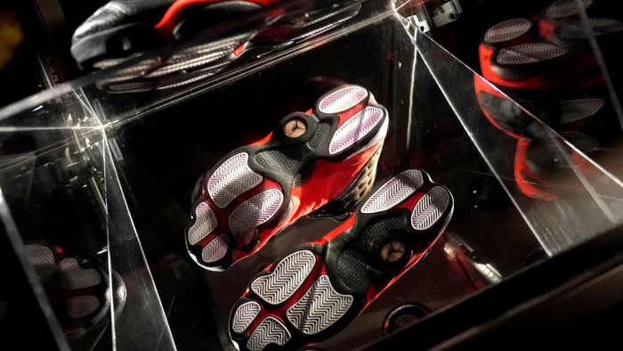 Rekor! Sepatu Michael Jordan di Final NBA 1998 Terjual Rp 33 Miliar Michael Jordans 1998 NBA Finals Air Jordan XIIIs sneakers are displayed during a press preview in New York on April 6, 2023 at Sothebys for the upcoming auction Victoriam, a special two-part curated collection of sports artifacts. (Photo by TIMOTHY A. CLARY / AFP) (Photo by TIMOTHY A. CLARY/AFP via Getty Images)