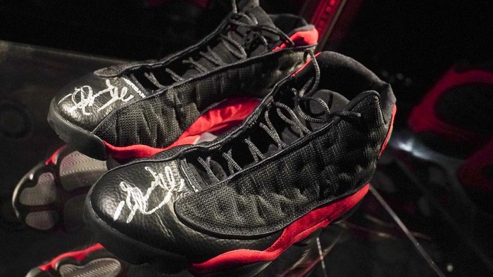 Rekor! Sepatu Michael Jordan di Final NBA 1998 Terjual Rp 33 Miliar Michael Jordan's game worn sneakers from the 1998 NBA finals are displayed at Sotheby's, Wednesday April 5, 2023, in New York, where they're expected to break a world record for a pair of sneakers sold at auction. (AP Photo/Bebeto Matthews)