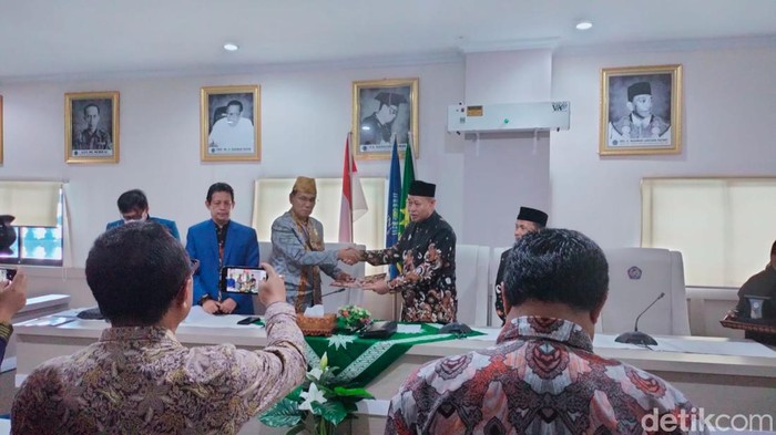 Rektor Unismuh Makassar Prof Ambo Masse bersama Sekjend DPP LAT Bisman.