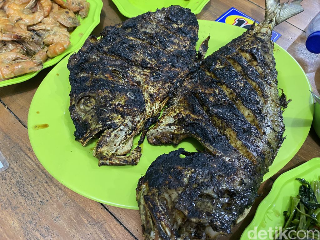 RM Diar untuk menikmati sajian seafood di Pantai Santolo, Garut, Jawa Barat.
