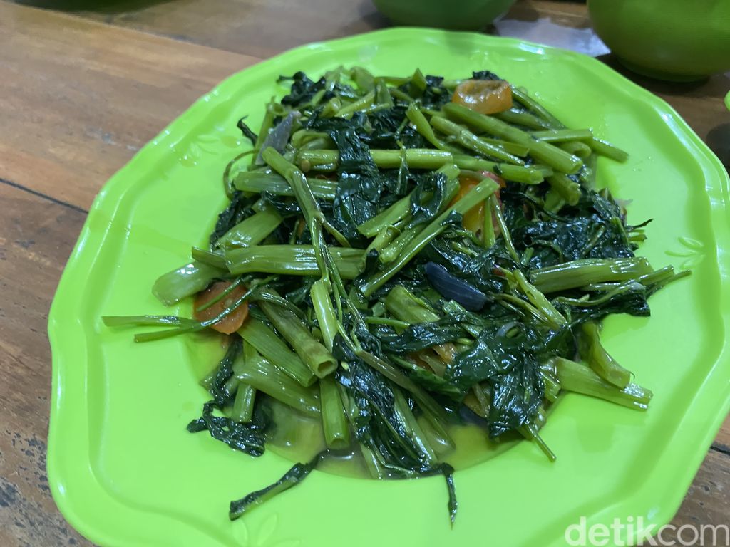 RM Diar untuk menikmati sajian seafood di Pantai Santolo, Garut, Jawa Barat.