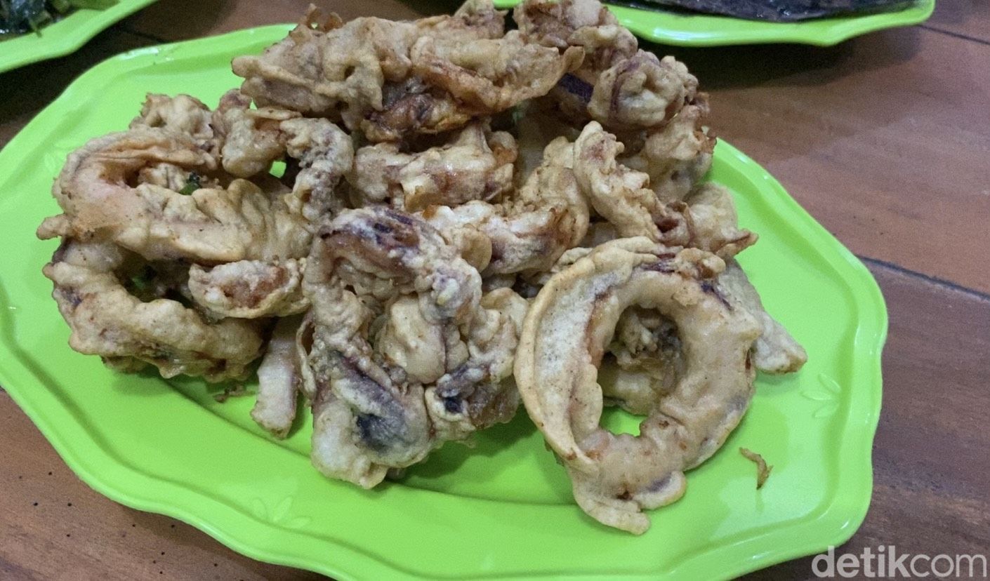 RM Diar untuk menikmati sajian seafood di Pantai Santolo, Garut, Jawa Barat.