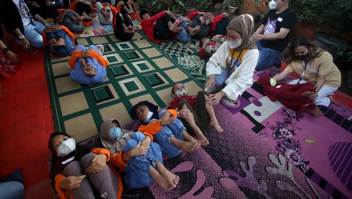 Bulan ramadan dijadikan momentum oleh AXA Mandiri untuk berbagi dengan para pasien kanker anak di Rumah Singgah RC Badak Tangerang, Banten. 

Bantuan itu dikumpulkan dari karyawan dan perusahaan sebagai wujud komitmen AXA Mandiri meningkatkan kesadaran tentang penyakit kritis yang tercermin lewat solusi terbarunya yaitu Asuransi Mandiri Secure CritiCare.
