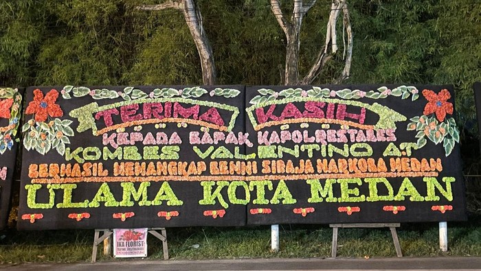 Salah satu papan bunga ucapan terimakasih ke Polrestabes Medan usai menangkap Benny