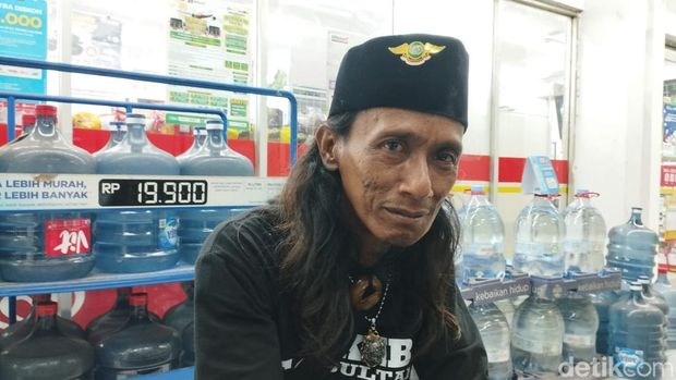 Salah satu saksi mata, Irwan (43) melihat dua mobil milik Naima Bachmid dibawa ART sebelum sang majikan ditemukan tewas