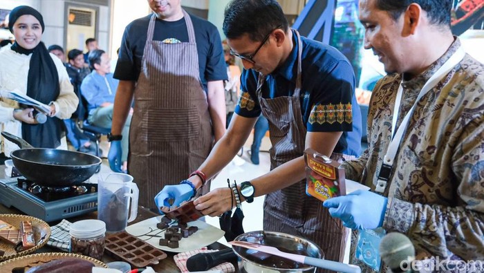 Sandiaga Uno mencoba coklat Sabang. (Dok Kemenparekraf)