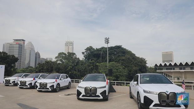 Serah terima 13 unit mobil listrik iX dukung KTT ASEAN Labuan Bajo. (CNBC Indonesia/Muhamad Sabki)