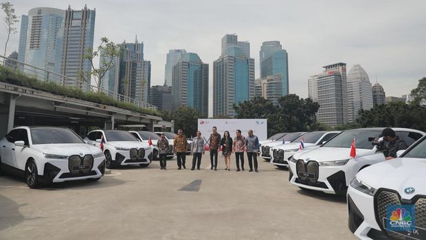 Serah terima 13 unit mobil listrik iX dukung KTT ASEAN Labuan Bajo. (CNBC Indonesia/Muhamad Sabki)