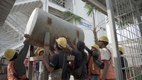 Para pekerja juga diberikan gaji sesuai UMK Provinsi yang berlaku.