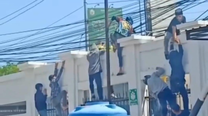 Simpatisan Walkot Makassar, Danny Pomanto menggeruduk Kantor Kejari Sulsel.