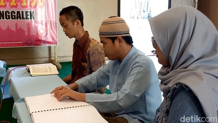 Siswa Tuna Netra Trenggalek Isi Ramadhan dengan Belajar Baca Al-Quran Braile
