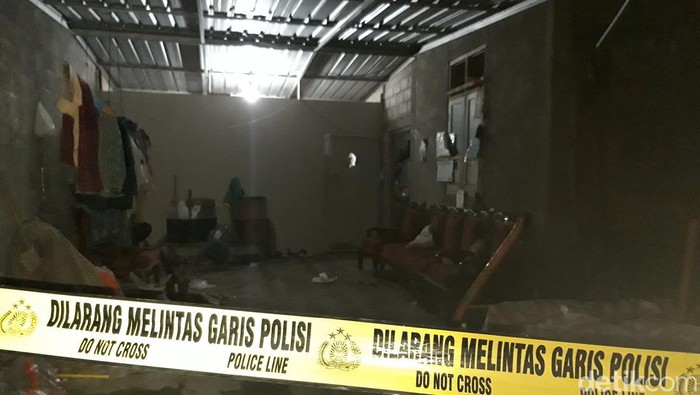 Kapolsek Musuk Iptu Iwan Kristiana bersama anggota di TKP. Rumah yang menjadi TKP KDRT dipasang police line.