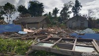 Sebanyak 300 Kepala Keluarga (KK) di Kampung Susukan, Desa Bungur Mekar, Kecamatan Sajira, Lebak, Banten, harus pindah karena terdampak proyek Waduk Karian. Ratusan warga pindah setelah isu waduk akan segera dialiri air menyebar.  