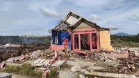 Pantauan detikcom, Kamis (13/4/2023), dari kejauhan kampung ini sudah terlihat seperti kampung mati karena ditinggal pemiliknya. Bangunan rumah yang ada di depan kampung sudah banyak yang rata oleh tanah.   