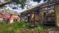 Di dalam kampung, hanya ada beberapa warga yang masih terlihat sibuk mengambil material bangunan yang masih bisa digunakan. Warga lainnya terlihat membersihkan tanaman di pekarangan rumah.  