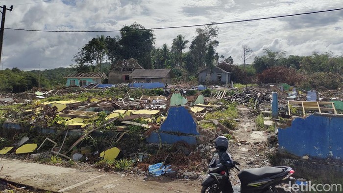 Suasana Kampung Mati yang Ditinggal Penduduknya Imbas Waduk Karian Suasana Kampung Susukan di Desa Bungur Mekar, Kecamatan Sajira, Lebak, Banten, Kamis (13/4/2023).