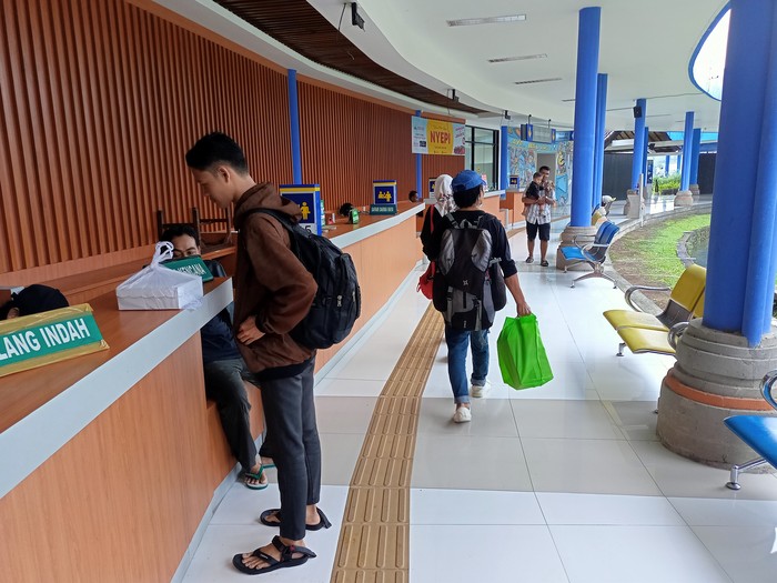 Suasana loket penjualan tiket bus AKAP Terminal Mengwi, Badung, Kamis (13/4/2023). (Foto: Agus Eka/detikBali)