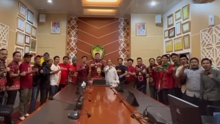 Suporter PSM Makassar menemui Bupati Gowa, Adnan Purichta Ichsan.