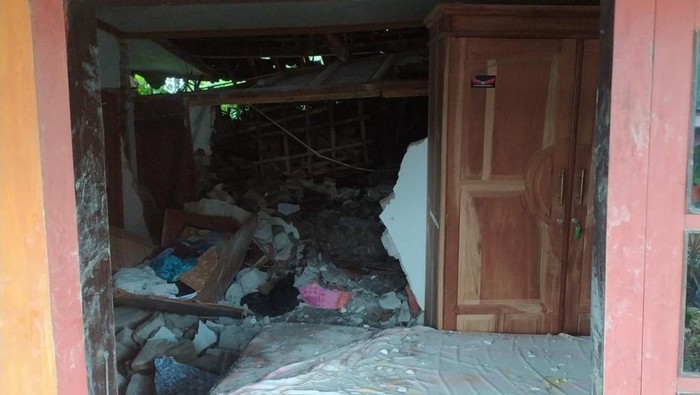 Tembok rumah warga blitar roboh Diterjang Longsor timpa pemiliknya