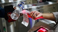 Petugas mengecek tiket pemudik.