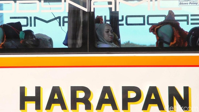 Sejumlah pemudik menunggu bus Antar Kota Antar Provinsi (AKAP) di kawasan Terminal Pulo Gebang, Cakung, Jakarta Timur, Kamis (13/4/2023). Menurut keterangan penumpang mereka sengaja mudik lebih awal agar tidak terjebak macet.