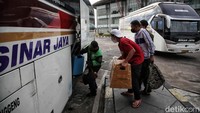 Komandan Regu Terminal Terpadu Pulogebang, Mujib Thamrin menyebutkan bahwa ada sekitar 374 bus yang berangkat dari terminal tersebut.