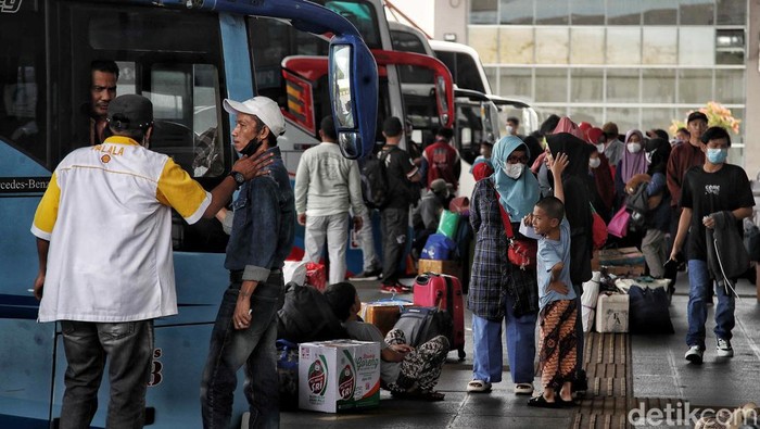 Sejumlah pemudik menunggu bus Antar Kota Antar Provinsi (AKAP) di kawasan Terminal Pulo Gebang, Cakung, Jakarta Timur, Kamis (13/4/2023). Menurut keterangan penumpang mereka sengaja mudik lebih awal agar tidak terjebak macet.